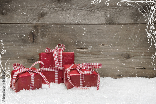 Photo: Gutschein für Weihnachten als Grußkarte in Rot mit Geschenk Gutschein für Weihnachten als Grußkarte in Rot mit Geschenk