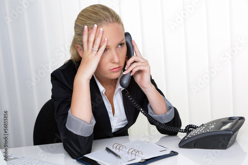 Photo: Frau mit Telefon im Stress Frau mit Telefon im Stress