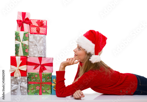 Photo: frau mit geschenken zu weihnachten frau mit geschenken zu weihnachten