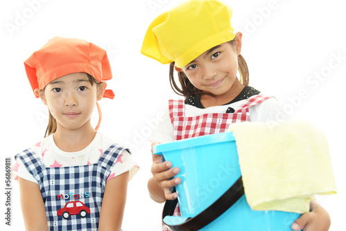 Photo: 家事を手伝う女の子たち 家事を手伝う女の子たち