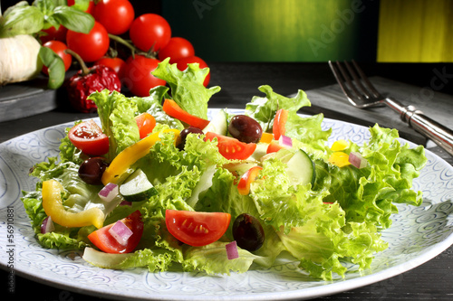 Photo: insalata colorata con mais sfondo verde insalata colorata con mais sfondo verde