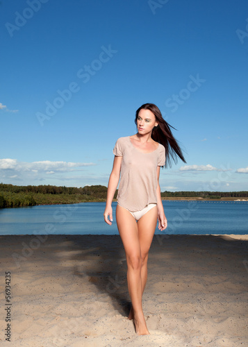 Photo: Hübsche Frau am Strand Hübsche Frau am Strand