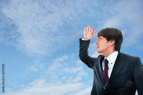 Photo: 遠くを眺める男性 遠くを眺める男性