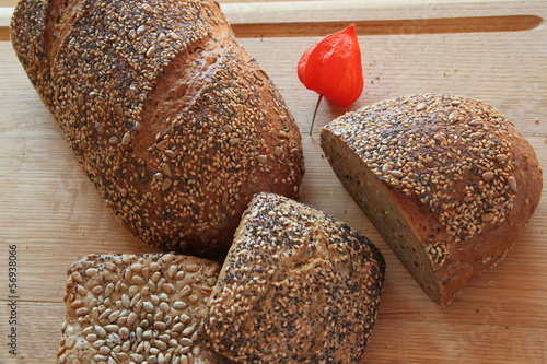 Photo: Weltmeisterbrot mit Brötchen auf Holzbrett Weltmeisterbrot mit Brötchen auf Holzbrett