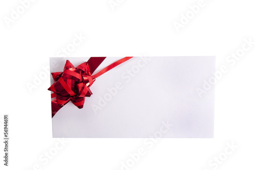 Photo: sobre en blanco con cinta de regalo sobre en blanco con cinta de regalo
