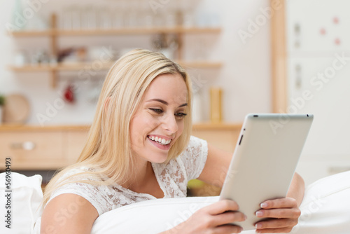 Photo: mädchen liest ebook zu hause mädchen liest ebook zu hause