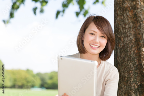 Photo: タブレットを見る女性 タブレットを見る女性