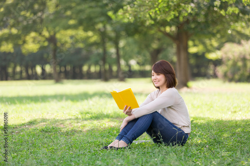 Photo: 本を読む女性 本を読む女性