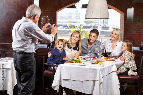 Photo: Opa macht Familienfoto mit Smartphone Opa macht Familienfoto mit Smartphone
