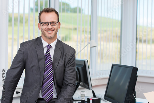 Photo: freundlicher kaufmann im unternehmen freundlicher kaufmann im unternehmen
