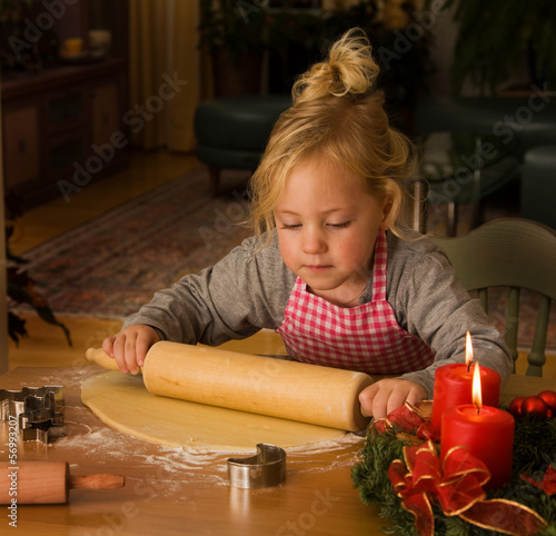 Photo: Kind backt Kekse zu Weihnachten Kind backt Kekse zu Weihnachten