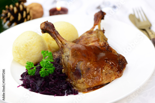 Photo: Gänsekeule mit Rotkohl und Knödeln Gänsekeule mit Rotkohl und Knödeln