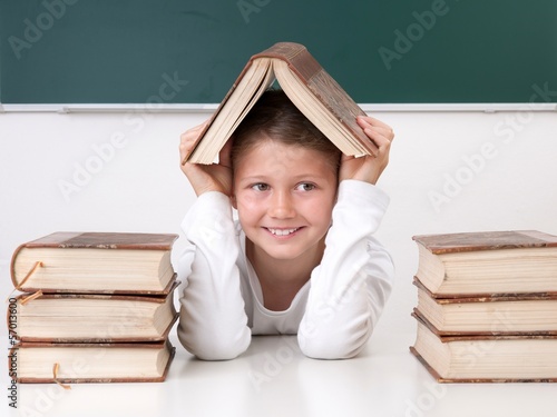 Photo: Schülerin mit Buch Schülerin mit Buch