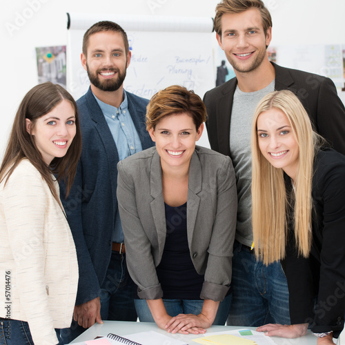 Photo: junge leute arbeiten zusammen an einem projekt junge leute arbeiten zusammen an einem projekt