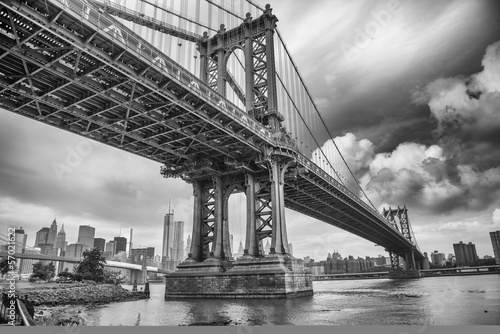 Fototapeta The Manhattan Bridge, New York City. Awesome wideangle upward vi