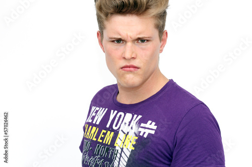 Photo: wütender, junger Mann wütender, junger Mann