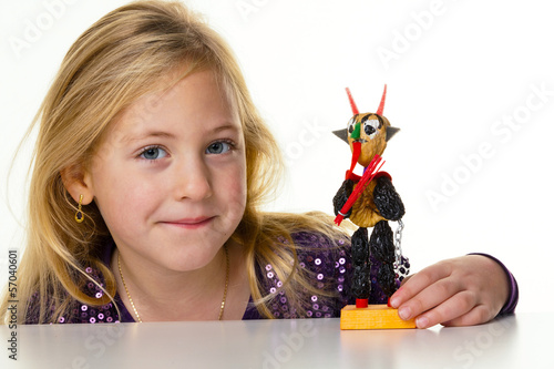 Photo: Kleines Kind mit einem Krampus Kleines Kind mit einem Krampus