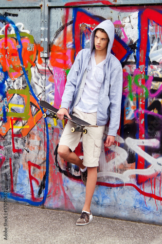 Photo: Cool blickender Jugendlicher Mann vor Graffiti Cool blickender Jugendlicher Mann vor Graffiti