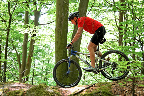 Photo: Senior mit Mountain Bike Fahrrad Senior mit Mountain Bike Fahrrad