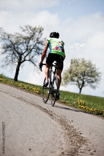Photo: Senior fährt Fahrrad auf einem Rennrad Senior fährt Fahrrad auf einem Rennrad