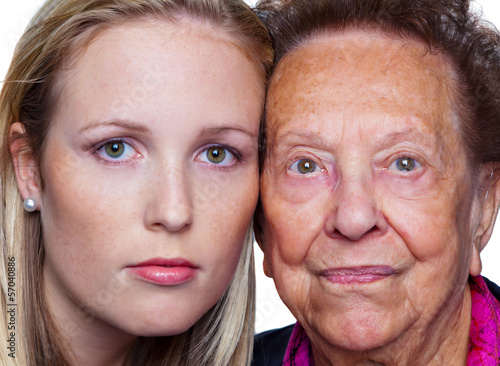 Photo: junge und alte Frau junge und alte Frau