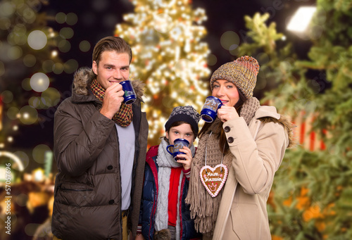 Photo: familie auf dem weihnachtsmarkt familie auf dem weihnachtsmarkt