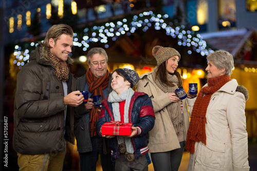 Photo: familie auf dem weihnachtsmarkt familie auf dem weihnachtsmarkt