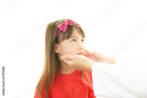 Photo: 診察を受ける女の子 診察を受ける女の子