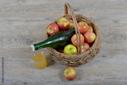 Photo: panier de pomme et bouteille avec un verre de cidre panier de pomme et bouteille avec un verre de cidre
