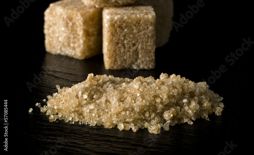 Photo: Rohrzucker mit Würfel-Rohrzucker im Hintergrund Rohrzucker mit Würfel-Rohrzucker im Hintergrund