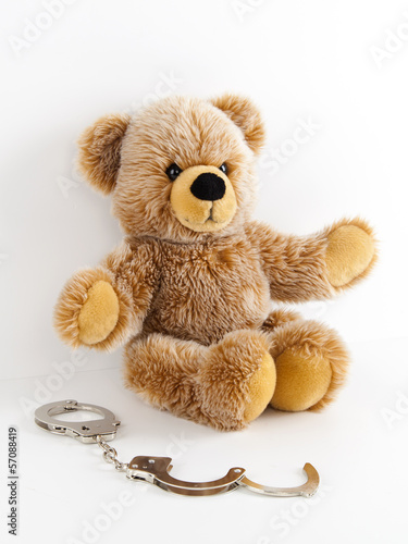 Photo: Teddybär mit Handschellen Teddybär mit Handschellen