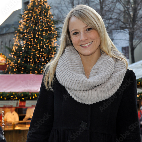 Photo: Frau auf Weihnachtsmarkt Frau auf Weihnachtsmarkt