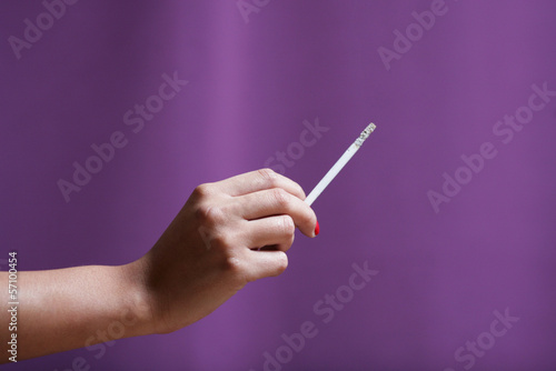 Photo: Hand mit Zigarette Hand mit Zigarette
