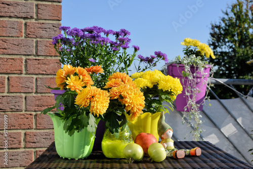 Photo: herbstliche Blumendekoration auf dem Balkon herbstliche Blumendekoration auf dem Balkon