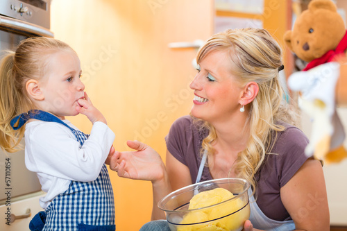 Photo: Mutter und Tochter backen zusammen Mutter und Tochter backen zusammen