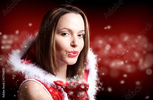 Photo: Miss Santa pustest Partikel von ihrer Hand Miss Santa pustest Partikel von ihrer Hand