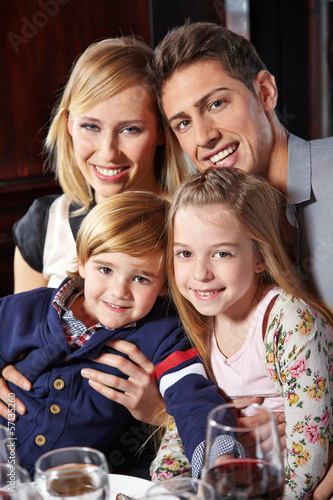 Photo: Glückliche Familie mit zwei Kindern Glückliche Familie mit zwei Kindern