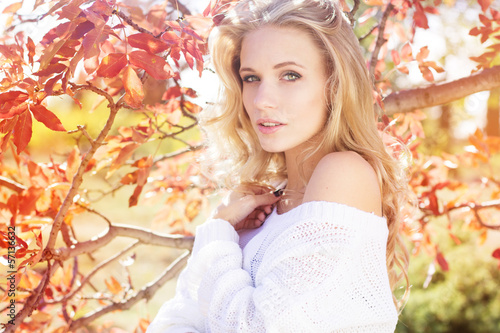 Photo: beautifull young girl near colourful tree beautifull young girl near colourful tree
