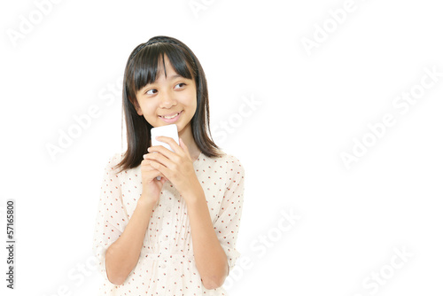 Photo: スマートフォンを持つ女の子 スマートフォンを持つ女の子