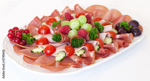 Photo: Leckere Schinkenplatte garniert mit Obst Leckere Schinkenplatte garniert mit Obst