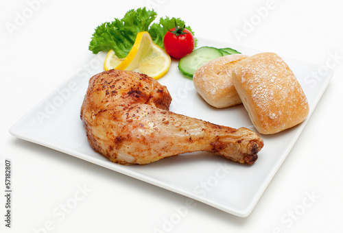Photo: Gegrillte Hähnchenkeule mit Brötchen Gegrillte Hähnchenkeule mit Brötchen