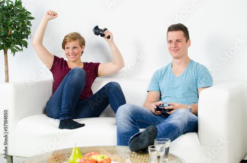 Photo: mädchen gewinnt beim computer spielen mädchen gewinnt beim computer spielen