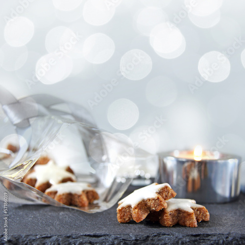 Photo: zimtsterne mit teelicht und silberbokeh zimtsterne mit teelicht und silberbokeh
