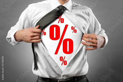 Photo: Mann öffnet Shirt "Angebot / Ausverkauf" Mann öffnet Shirt "Angebot / Ausverkauf"