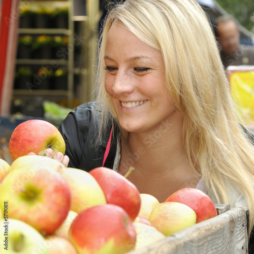 Photo: Frau kauft Apfel auf Markt Frau kauft Apfel auf Markt