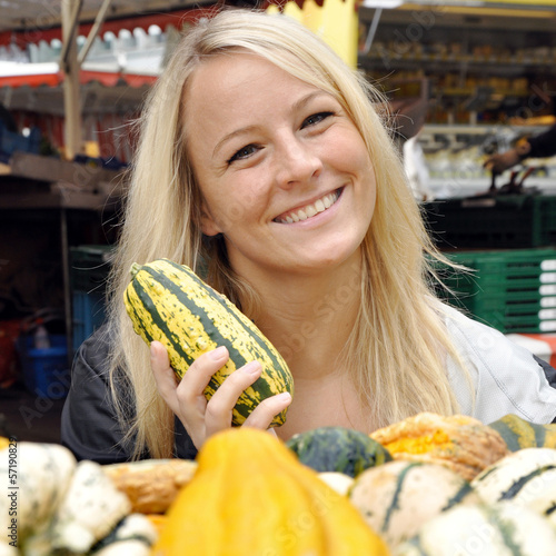 Photo: Frau kauft Kürbis auf Markt Frau kauft Kürbis auf Markt