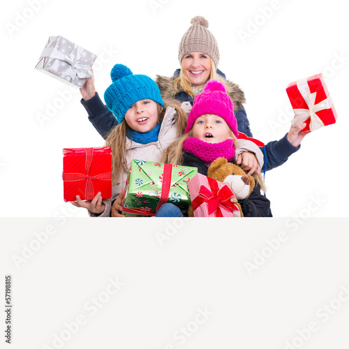 Photo: familie mit geschenken familie mit geschenken