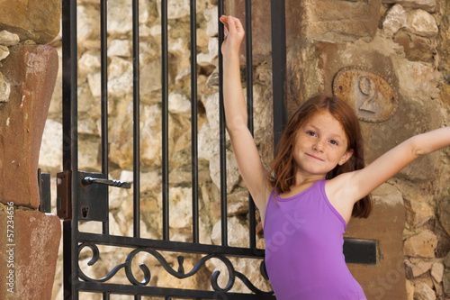 Photo: Jeune fille devant portail Jeune fille devant portail