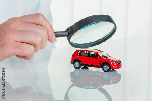 Photo: Auto wird von Arzt untersucht Auto wird von Arzt untersucht