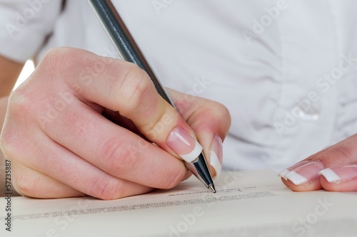 Photo: Hand mit Füllfeder unterschreibt Vertrag Hand mit Füllfeder unterschreibt Vertrag